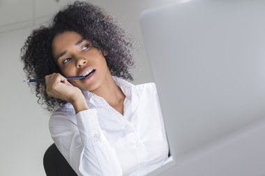 Sevimli ofis çalışanı düşünme