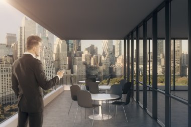 Cam duvarlı işadamı ofiste