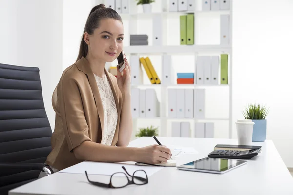 Hälften leende flicka pratar på sin mobiltelefon — Stockfoto