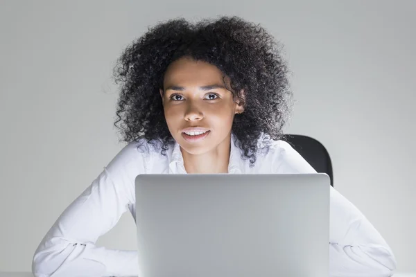 Alegre bonito escritório empregado — Fotografia de Stock