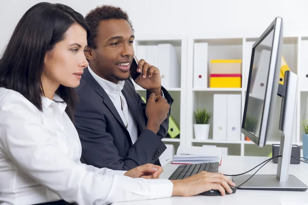 Multitasking afrikansk kille i Office — Stockfoto