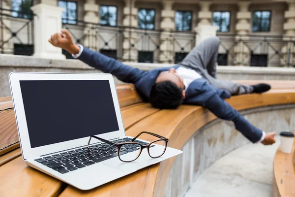 Asiatisk affärsman vilar på bänken — Stockfoto