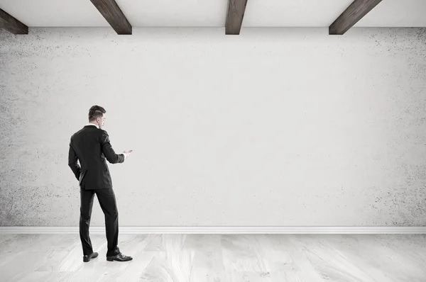 Homme avec téléphone portable dans une pièce vide — Photo