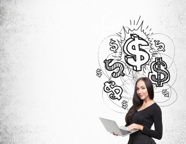 Menina com laptop e esboços de dólar — Fotografia de Stock