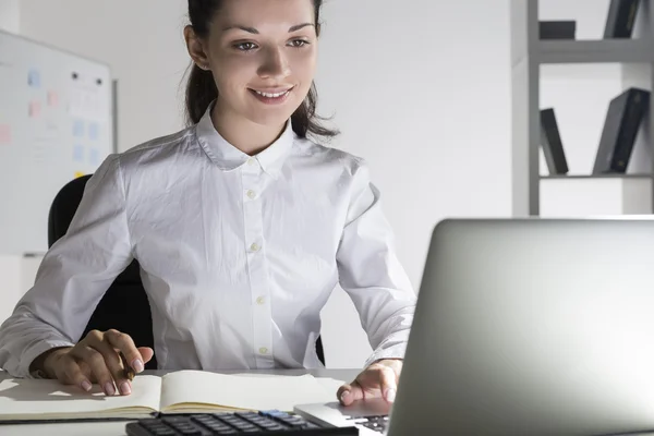 Senyum gadis muda di kantor — Stok Foto