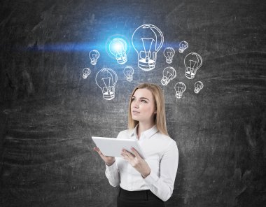 Tablet ve mavi ampul skeçler kadınla