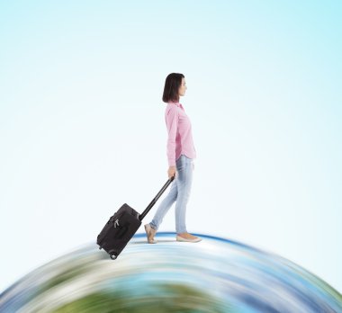 Pembe gömlekli küre üzerinde yürüyen kız.