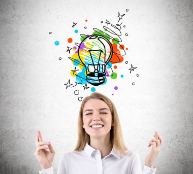 Ampul ile beton duvara kenetlenmiş parmaklar kızla