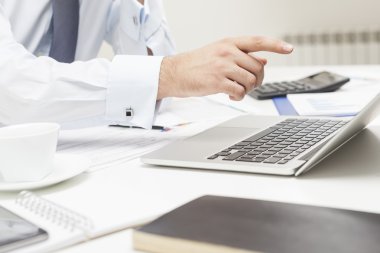 Onun laptop ekranında işaret eden adamın parmak