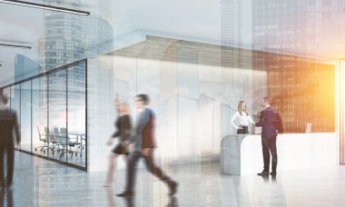 İnsanlar Resepsiyon ile ofis lobisinde