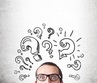 Şaşkın adam ve dolar işareti ile yakından