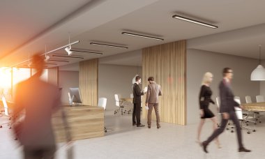 Modern ahşap ofisinde çalışan insanlar