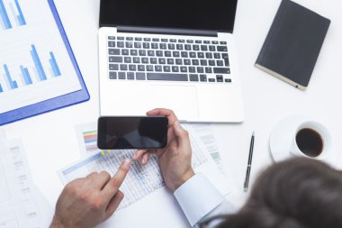 İş adamı ve onun telefon perde Üstten Görünüm