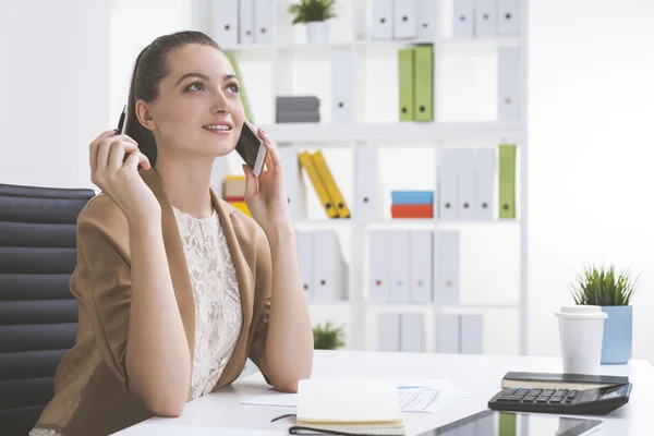 Dreamy girl in beige on her phone — Stockfoto