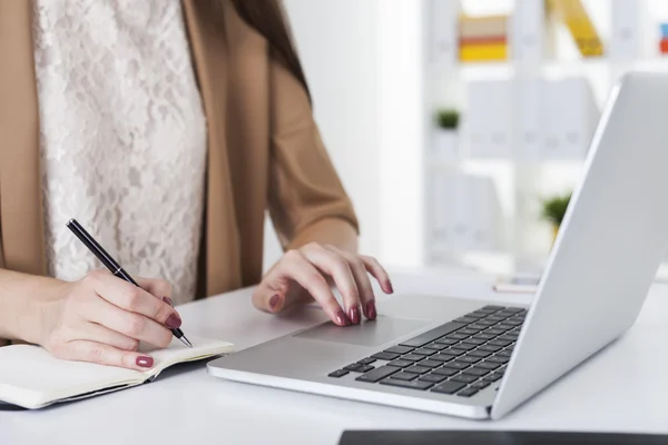 Närbild av kvinnas händer. Hon skriver. — Stockfoto