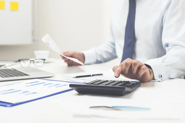 Man met Rekenmachine en bedrijf document — Stockfoto