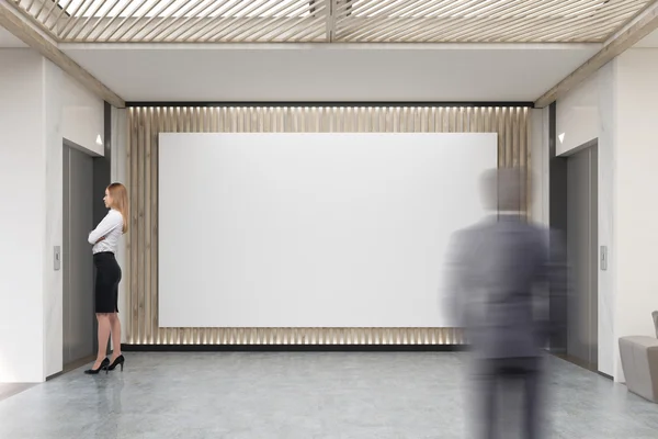 Menschen und großes horizontales Plakat in Büro-Lobby — Stockfoto