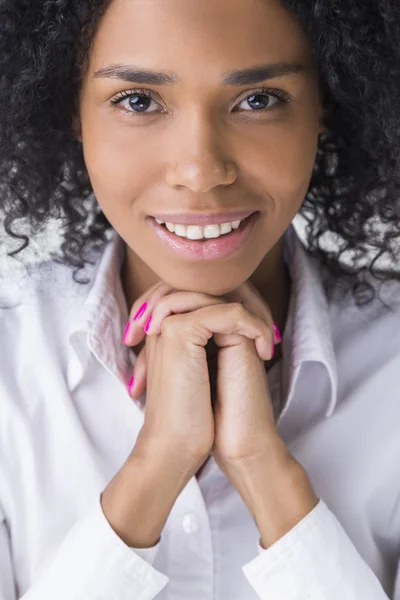 Ruhiges, lächelndes und schönes afrikanisches Frauenportrait — Stockfoto