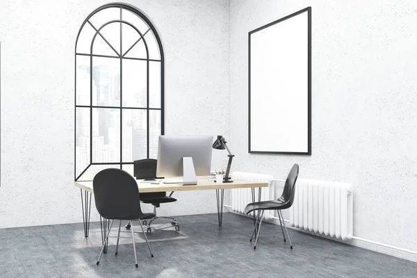 Домашній офіс з закругленим вікном — стокове фото