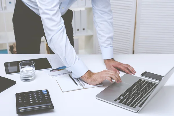 Hombre de negocios de pie escribiendo —  Fotos de Stock