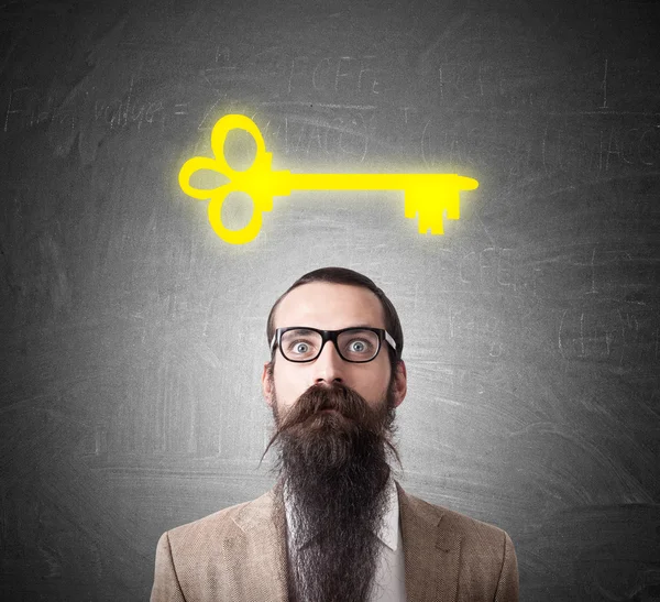 Verwirrter Mann und große gelbe Schlüsselskizze — Stockfoto