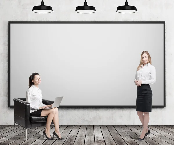 Två kvinnor nära whiteboard — Stockfoto