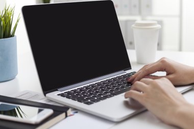 Dizüstü ekran klavye üzerinde kadının elleriyle