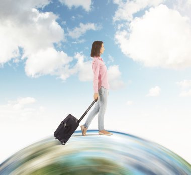 Bir kız ile gök küre üzerinde yürüyen Pembe gömlekli yakın çekim