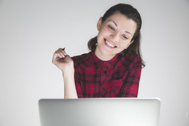 Kırmızı kareli elbiseli gülümseyen kadın video sohbet olduğunu