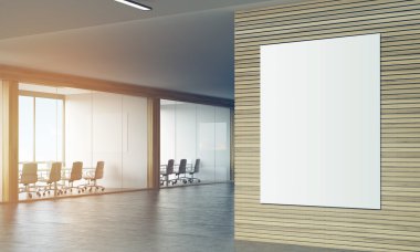 Şirketin güneşli ahşap koridorda Poser