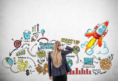 Başını tırmalamak ve renkli başlangıç kroki arayan kız