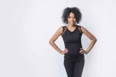 Afrikalı kız ellerinde bel ile gülümseyen