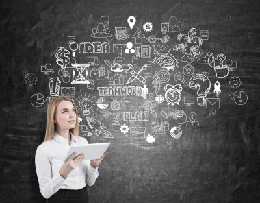 Tablet ve ekip çalışması eskiz kadınla