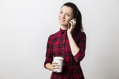Onu telefonda konuşurken kahve fincanı kadınla