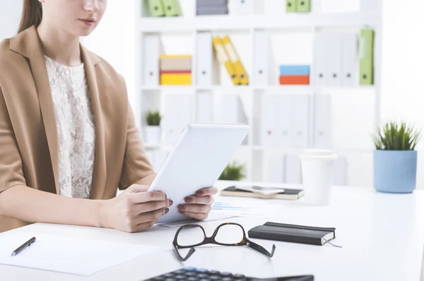 Seriös tjej tittar på tablett datorskärmen i office — Stockfoto