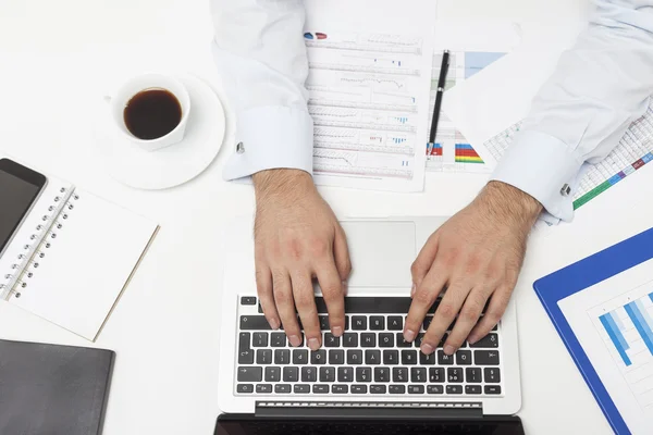 Visão superior das mãos do homem digitando no teclado preto e branco — Fotografia de Stock