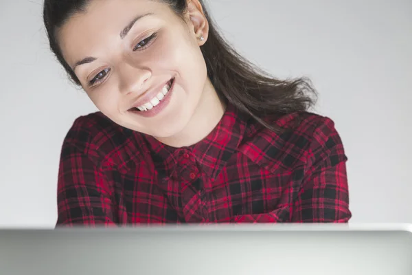 Linda mujer sonriente en vestido rojo — Foto de Stock