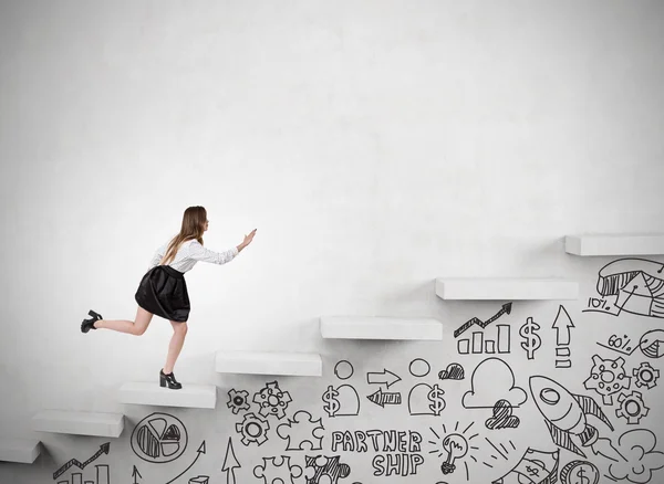 Γυναίκα ανεβαίνει σκάλες σε τσιμεντένιο τοίχο — Φωτογραφία Αρχείου