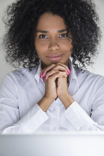 Close up de mulher bonita da África com os dedos cruzados — Fotografia de Stock