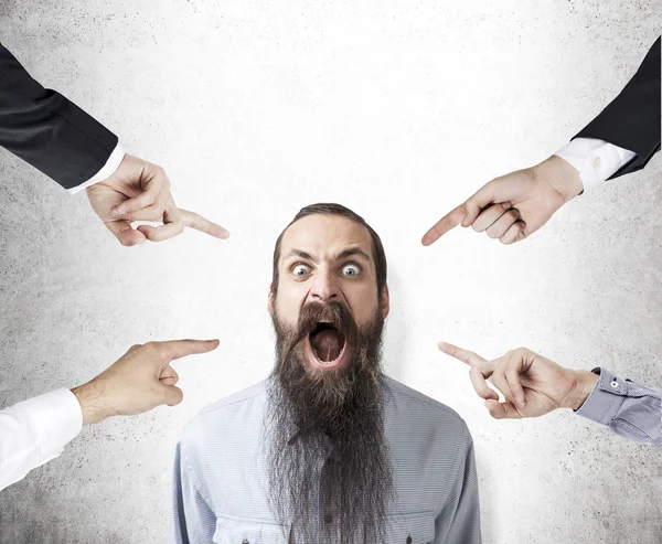 Kiabálás férfi lét okolt hosszú szakállal — Stock Fotó