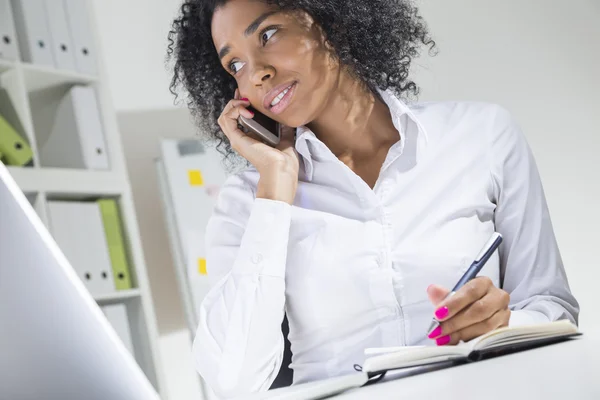 Positive junge Afrikanerin im Büro — Stockfoto