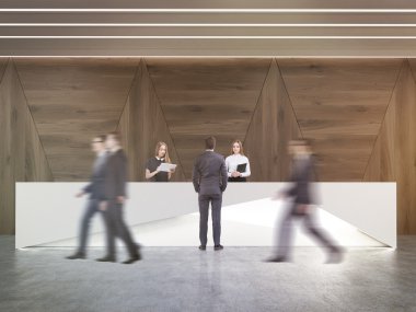 İki resepsiyonist için konuşan adam tarafından işadamları geçiş