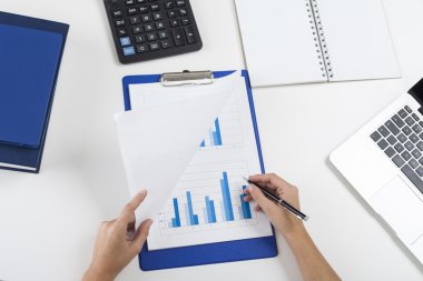 Kadın bir grafik ile çalışma