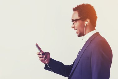 Afrika kökenli Amerikalı işadamı Kulaklığımda onun playl keyif alıyor