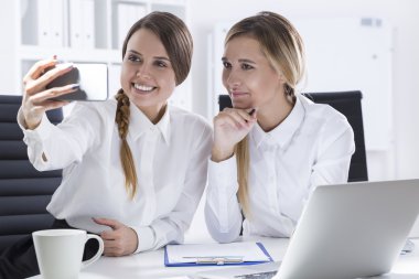 Bir selfie alarak iki Ofis çalışanları