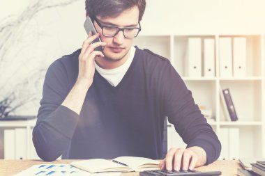 Yakışıklı genç muhasebeci telefon, tonda