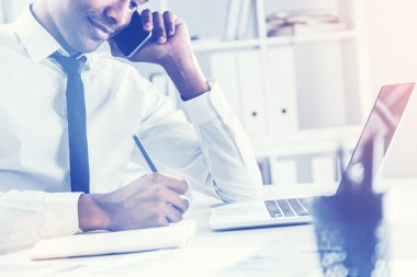 Ofiste çalışan siyah adam tonda