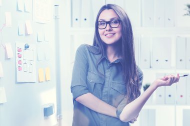 İşkadını marker ile gözlük