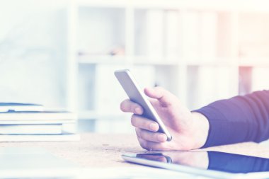 Tablet ve tonda smartphone kullanarak ele