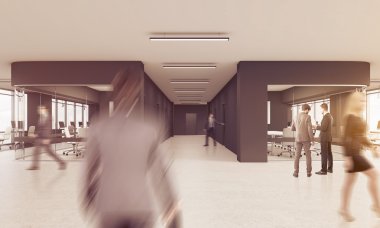 İnsanlar Office tonda siyah ve cam duvarlı